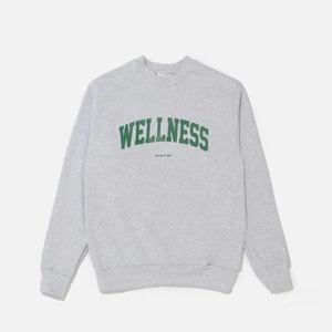 Grå sweatshirt från Sporty & Rich 🍰 - Grå sweatshirt med tryck från Sporty & Rich, strl unisex L men passar mig som har S oversize! Endast använd några gånger, superfint skick 💕 Nypris ca 1500kr. Frakt på 50kr tillkommer (spårbart)!