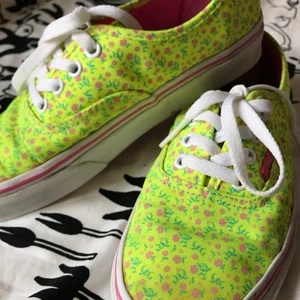 Gula och rosa vans med blommor, 37 eller 38 - Sjukt snygga ljusgula eller nästan neongula vans i storlek US 5. Tror det är typ 37,5. Jag har haft dom som kan ha både 36 och 37. Små blommor på och superfint skick utöver en liten slitning bak i hälen! (Fråga mig ej varför alla mina skor får så? Vass häl?) Kan mötas i Stockholm eller skicka mot fraktkostnad! ✨🌷✨