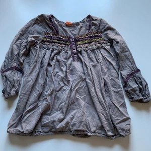 Söt blus från Object  - Blus med härliga detaljer och färger från Object i storlek M