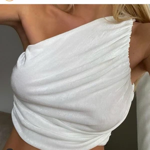 Vit topp - One shoulder topp från Alvii! Aldrig använd. Storlek M/L men passar även en S. 