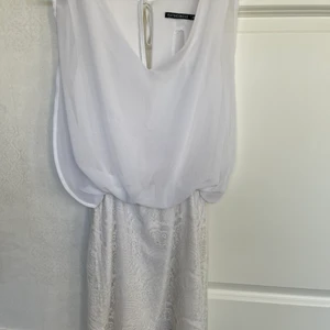 Vit klänning  - Vit klänning av märket rut&cirkle i storlek 36. Det finns fläckar bak som jag inte fått bort men ska försöka få bort dom igen