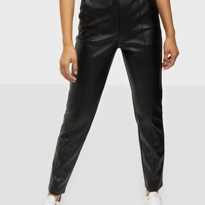 Seam detail PU pants - Fejkläder högmidjade byxor från Nelly! Helt oanvända. Nypris: 499kr. Kan mötas upp eller skickas med postnord. 
