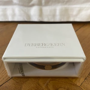 Dyrberg & kern armband  - Säljer ett armband från märket Dyrberg & Kern i modellen Pennika i färgerna svart och guld. Helt ny i oöppnad förpackning. Storlek I (48x58). Nypris 700. Frakt tillkommer! 