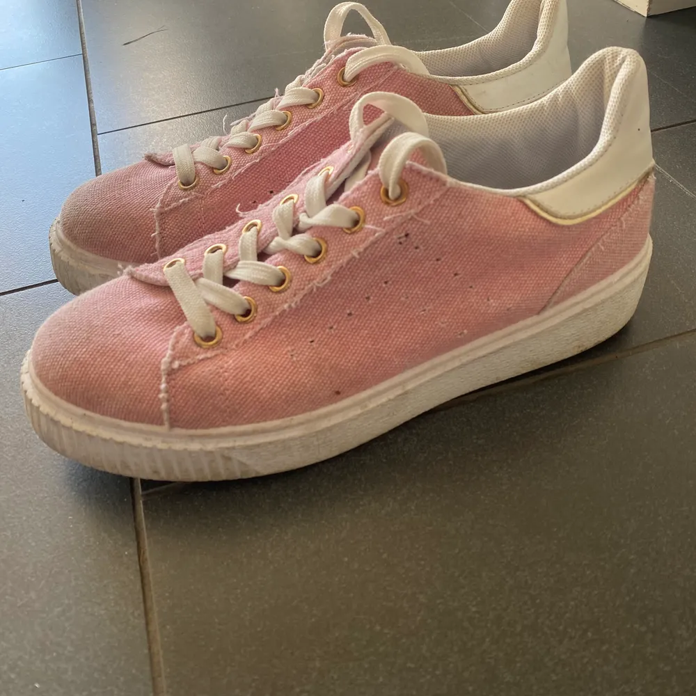 Rosa skor från en liten butik i Spanien. Skor.