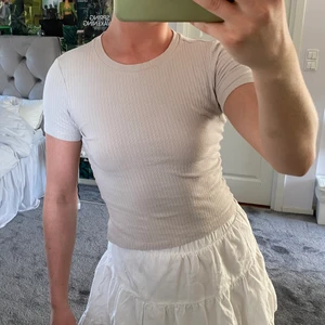 T-shirt monki - Beige T-shirt som är sparsamt använd. Köparen står för frakt, möts även i Stockholm C/Enskede. Passar mig som har S