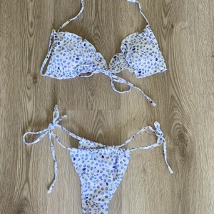 Blommig bikini - Jättefin bikini i blå-blommigt mönster i storlek XS/S. Aldrig använd, säljer för att den inte riktigt passade mig🤍💙 kontakta mig om du har några frågor