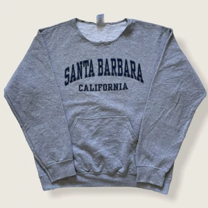 Vintage University Sweatshirt  - Skick 9/10.                                                                               Väldigt fin sweatshirt, storlek S/M