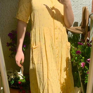 Söt klänning! - Fin klänning i retromotiv. Luftig och somrig!