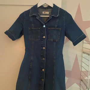 Zara klänning - Säljer min fina jeansklänning från Zara, stl S. Snygg till ett par boots och skinnjacka! 