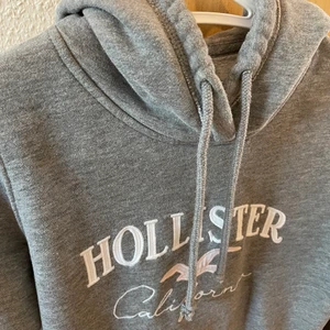 Holister Kofta - En fin grå Holister kofta. Passar till alla storlekar. Använt endast en gång. Tar ej tillbaka vara och står ej för postens slarv. ❤️ 