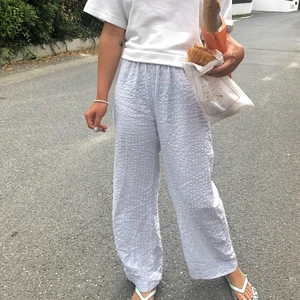 Byxor - Sååå fina byxor som är gjorda i bäckelbölja material, det vill säga supermjukt och svalt mot kroppen. Passar xs-m då de har resår i midjan och är stora och ”flowy” 🌸 jag är 168 lång och de går från navel hela vägen ner till fötterna på mig🍀 sommarens absolut skönaste och enklaste byxor, passar till ALLT💗 säljer mer egengjorda kläder och accessoarer på min sida och på instagram @lucu.studio 💌💌