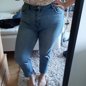 Ljusa avklippta jeans  - Ljusa avklippta jeans. Supersköna men då jag gått ner i storlek så säljer jag dessa nu. Det är ett litet hål vid sidan av gylfen från att jag fastnade i en skruv en gång 💙💛 
