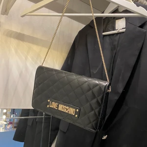 Moshino väska - Super fin moshino väska har Tyvär inte bagen kvar därav priset, man kan ha väskan på många olika sätt med långa olika band SJÄLVKLAR ÄKTA!