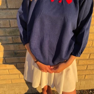 Supersöt sweatshirt  - Hej! Säljer nu denna jättesöta tröjan i toppenskick. Den är perfekt till lite senare sommarkvällar eftersom den har lite kortare ärmar! Modellen på bilden har M så passar S-L beroende på hur man vill att den sitter💜 PM för mer info/bilder