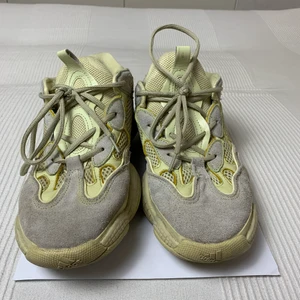 Yeezy skor ej äkta men är fak nummer one. - Har användare skore för två år sedan men fortfarande ligger på bra skick 