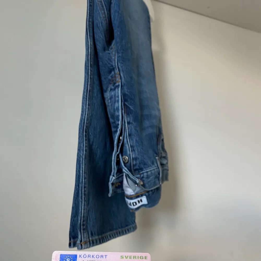 Ett par Hope Rush Denim i blått köpta på Yaytrades Hope Sample sale. De är provade några gånger och tagsen är avklippta men har ej använts längre stund. . Jeans & Byxor.