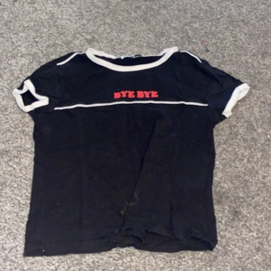 T-shirt - Säljer min t-shirt som har blivit för liten för mig och den är andvänd sparsamt:) Den är fin och passar bra nu till sommaren<3