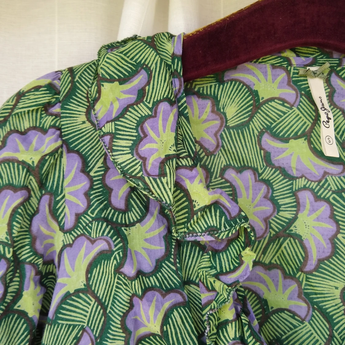 Skir mönstrad blus med volang - 90