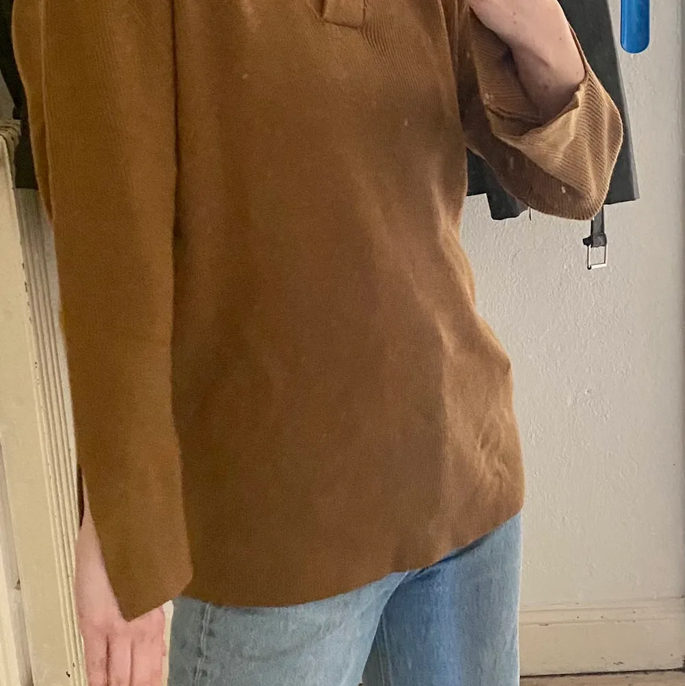 Brown Zara sweater; shirt collar; slit sleeves. Tröjor & Koftor.
