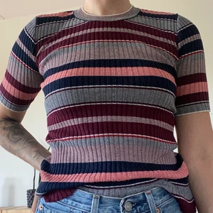 Topp - Topp i storlek S. Använd ett fåtal gånger, nyskick. Budgivning om flera är intresserade. Köparen står för frakten. 