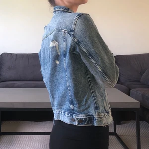 Jeansjacka  - Super snygg jeansjacka i blått. Perfekt till vår & sommar! Från H&M. Storlek 38. 