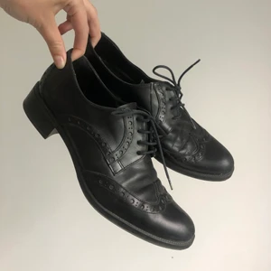 Loafers med snörning - Super coola loafers från Parisienne med fina detaljer. Aningen slitna men lite puts fräschar nog upp :) köpare står för frakt!