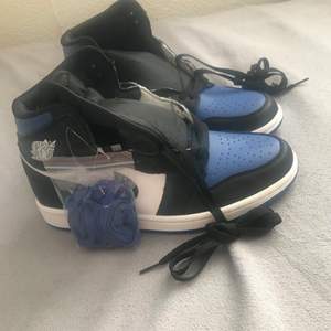 - Jag säljer Jordan 1 Retro High Royal Toe, Kan ej garantera deras äkthet, Då de är köpta från en privatperson från en skum hemsida Dock så är de super fina och helt nya! 