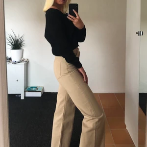 Vida jeans Monki - Jätte omtyckta och trendiga 🧡 Är storlek 27 i Waist men den är mindre än så, skulle snarare säga åt 25 hållet.