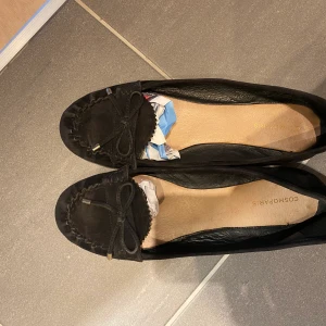 Svarta ballerina/loafers i mocka, storlek 40 - Svarta ballerina/loafers i äkta mocka, storlek 40. Mycket gott skick!