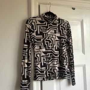 Polo - Polo från HM x Rickard Allen. Superskönt material och väldigt tunn. Är en M men väldigt stretchig. 