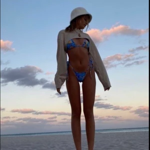 Bikini - Säljer min superfina blåa bikini då den var för liten för mig. Den är helt ny och aldrig använd, passformen är i storlek s/xs (mer för ni som har mindre bröst). Jag står inte för retur eller postens slarv, + du betalar frakten! Buda gärna här i kommentarerna eller skriv till mig privat🥰 (inte mina bilder)