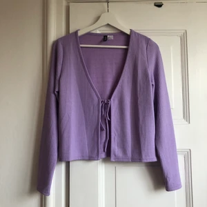 Kofta  - Lila kofta, aldrig använd. Sitter lite löst, går att ha utan något under men blir lite risky. 