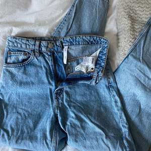 Säljer mina jeans från weekday i modellen LASH då de är försmå, storlek 26/30🤍