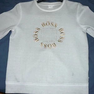 Hugo boss sweatshirt - Har vuxit ur min fina hugo boss sweatshirt denna modellen finns inte längre väldigt billigt skriv vid intresse storlek xs