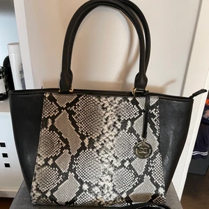 Väska - Väska från Don Donna med snake print. Väskan kommer med en axelband. 