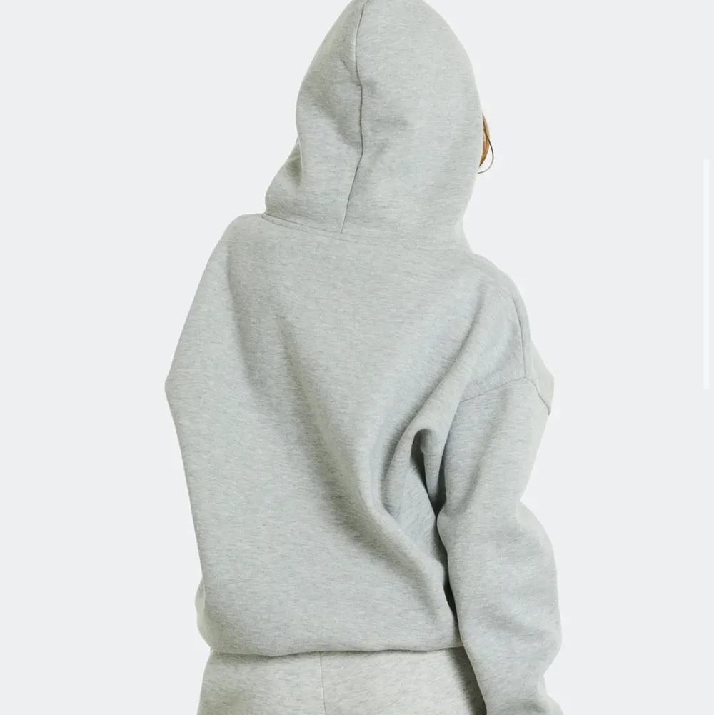 Säljer min gråa hoodie från bikbok då den inte används❤️. Hoodies.
