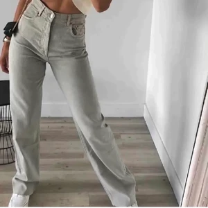 Zara jeans - Säljer dessa mycket populära jeans i storlek 36. Jeansen är helt nya, med prislapp! Kontakta mig för fler bilder. 💕✨