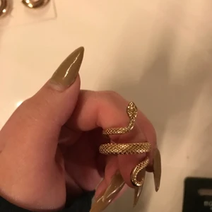 Ring - En snygg ormring, helt ny! Köpt på H&M! Storlek M!