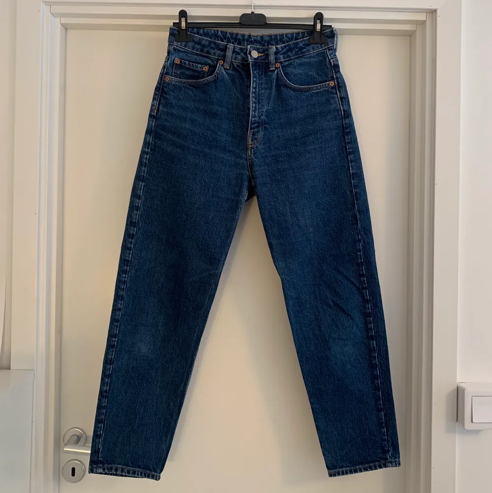 Weekday Lash Blue River Jeans. Strl L 28 W 28. I mycket fint skick. Säljer pga att de är för små för mig nu. Skickar gärna fler bilder om det behövs! Köparen står för frakten annars kan jag mötas upp i Göteborg 💕✨. Jeans & Byxor.