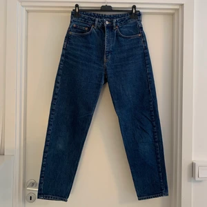 Weekday ”Lash” jeans, strl 28/28 - Weekday Lash Blue River Jeans. Strl L 28 W 28. I mycket fint skick. Säljer pga att de är för små för mig nu. Skickar gärna fler bilder om det behövs! Köparen står för frakten annars kan jag mötas upp i Göteborg 💕✨