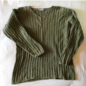 Tröja  - Jättefin grön tröja i 100% bomull. Storlek 34/36. Köpt här på Plick och säljer pga att jag är i behov av pengar:) 