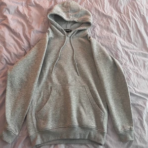 Grå hoodie - Grå hoodie från pretty little thing i storlek xs. Nästan inte använd då jag råkade köpa för liten storlek så jättebra skick! Perfekt grå färg också. Eftersom den är för liten sitter den inte lika tajt i vanliga fall