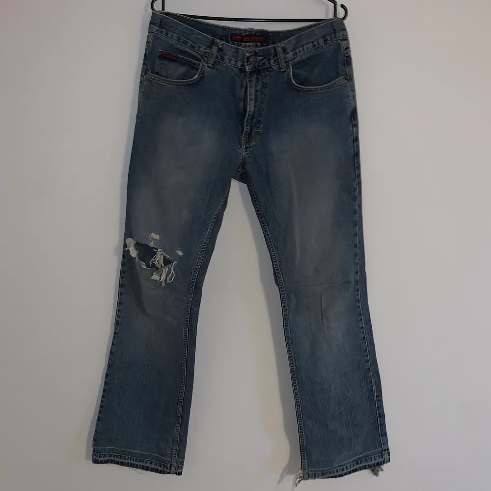 Najs jeans me typ straight lite bootcut fit. Uppsydda i midjan så dom passar typ 31 men kan ta bort de. Jeans & Byxor.