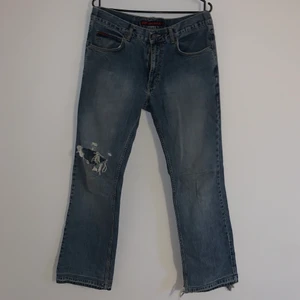 Jeans - Najs jeans me typ straight lite bootcut fit. Uppsydda i midjan så dom passar typ 31 men kan ta bort de