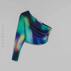 Snygg topp  - Säljer en jättefin topp från bershka!! Helt ny med prislapp, den är för liten för mig tyvärr :(