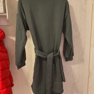 Sweaterdress - Helt oanvänd sweaterdress från Nelly i storlek Xs🎀