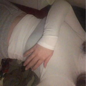 Polo tröja - Jätte fin polo tröja som man kan styla mkt till, den är väldigt tunn och vit som man ser igenom men man kan alltid ha en vit linne under om man vill! Storlek XS