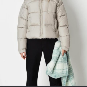 PUFF JACKA - PUFF jacka helt nya, har lappar kvar. Säljer då jag råkade beställa två exemplar av vardera och kan inte returnera. 