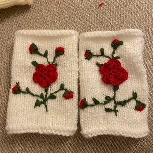 Stickade torgvantar pulsvärmare dekor - Nystickade torgvantar, ett par fingerlösa. Dekorerade med fina virkade blommor och broderade löv. 