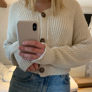 Stickad tröja/kofta - Säljer denna stickade tröjan/koftan från gina, storlek S. Mycket bra skick. Köparen står för frakten. Kontakta mig för mer info.